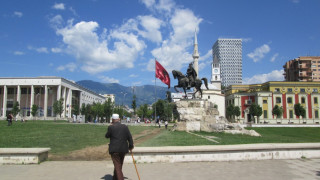 От бункерите до плажовете на Албания