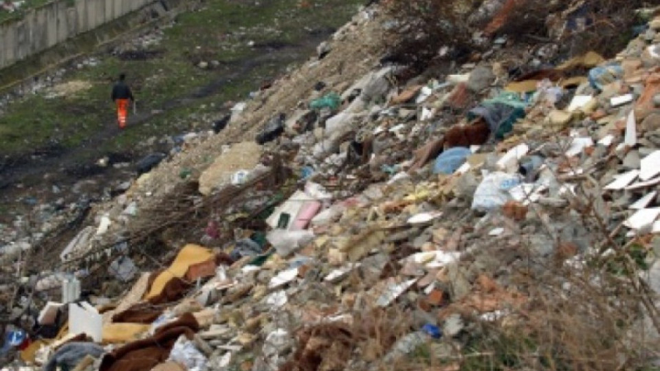 В Кърджалийско чистят нерегламентирано сметище | StandartNews.com