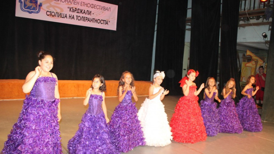 300 танцьори на етнофестивал в Кърджали | StandartNews.com