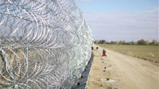 Задигнаха част от оградата на границата