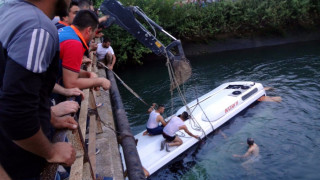 Автобус падна в канал в Турция