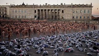 Хиляди позираха голи с послание за мир в Колумбия