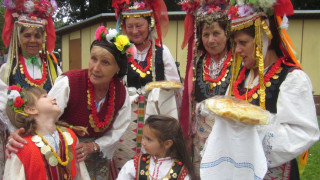 Родният фолклор и кухня представят в Пряпорец