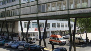 Охранители на опашка пред Кръвния център на МБАЛ-Бургас
