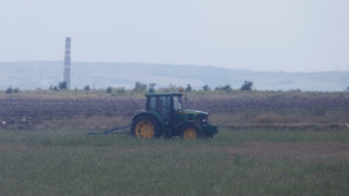 Трактор се преобърна в землището на Лимец