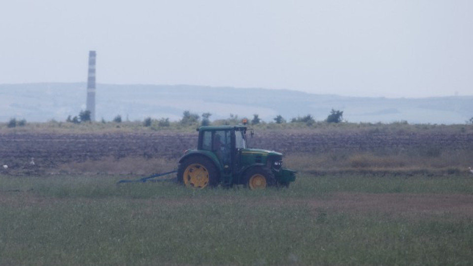 Трактор се преобърна в землището на Лимец | StandartNews.com