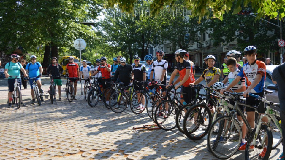 30 ентусиасти минават 220 км с колела | StandartNews.com