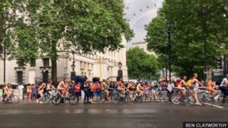 Велосипедисти подкараха голи из Лондон и Мексико (ВИДЕО)