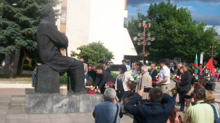 Шествие, цветя и стихове за Дядото в Благоевград 