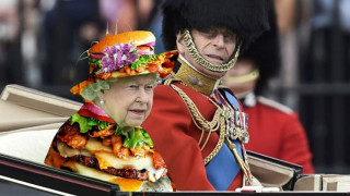 Интернет се пошегува с Елизабет II