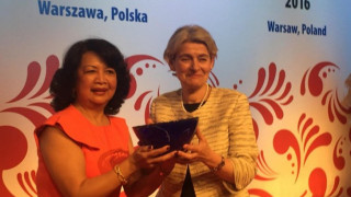 Бокова със Световната награда на жените лидери