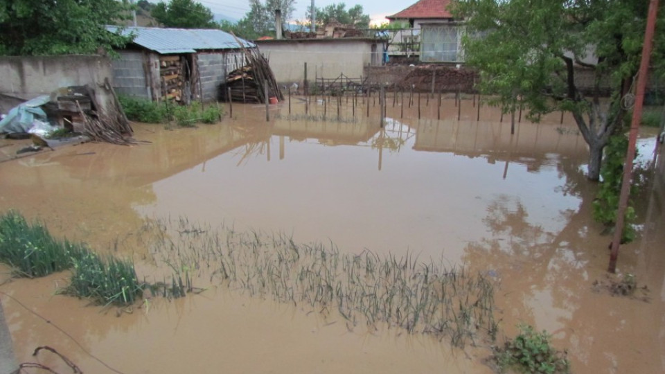 Дават по 325 лв. на наводнените в Карловско | StandartNews.com