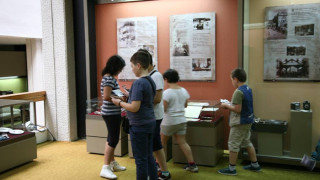 Деца с урок за митрополит в музея