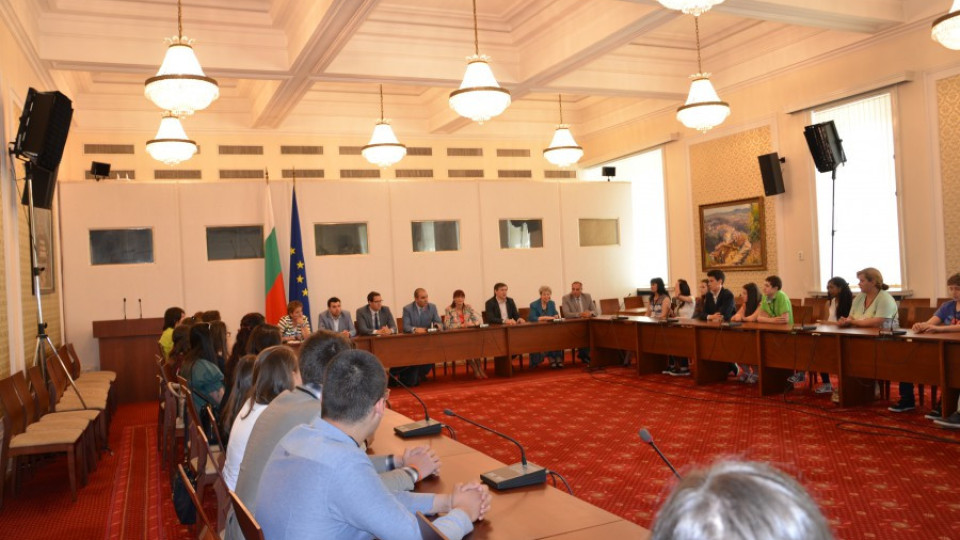 Цветанов се срещна с талантливи ученици в парламента | StandartNews.com
