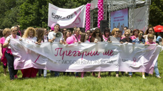 Avon събра хиляди в поход срещу рака на гърдата