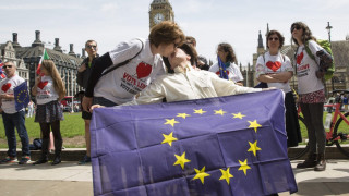 ВИДЕО: 420 души в Лондон борят Brexit с целувки