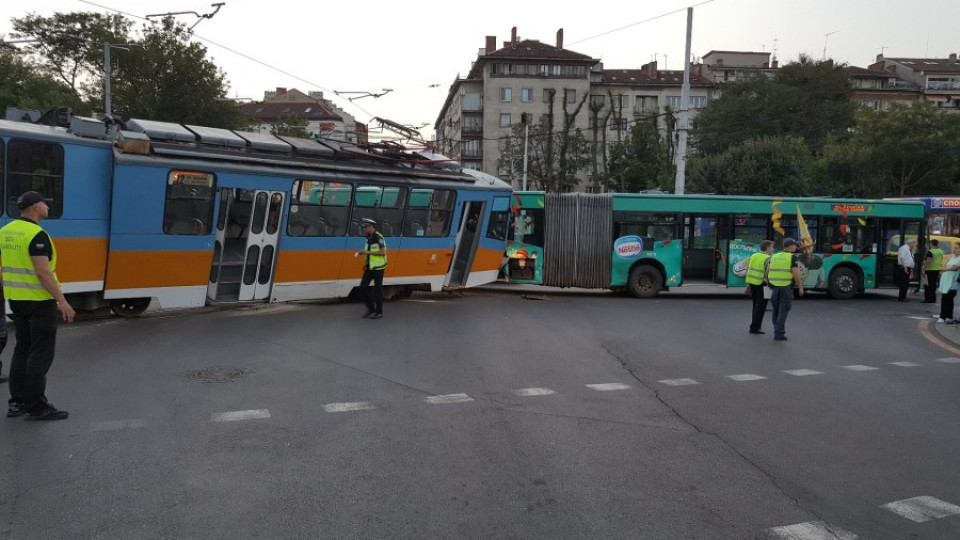 Трамвай се вряза в автобус в столицата | StandartNews.com
