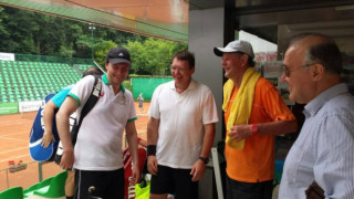 Външният министър Митов игра тенис с посланици и приятели