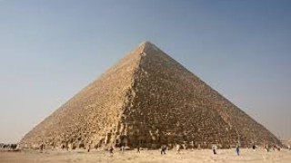 Учени: Хеопсовата пирамида е крива