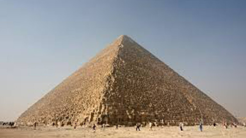 Учени: Хеопсовата пирамида е крива | StandartNews.com