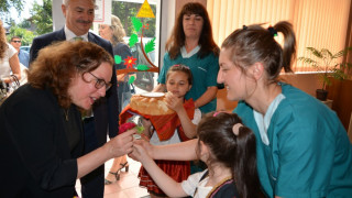 Посланикът на Израел дари играчки на деца