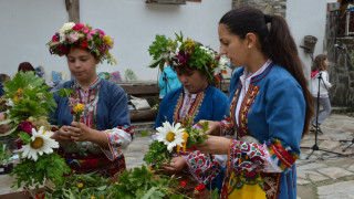 Баби черпят Звездев с баница