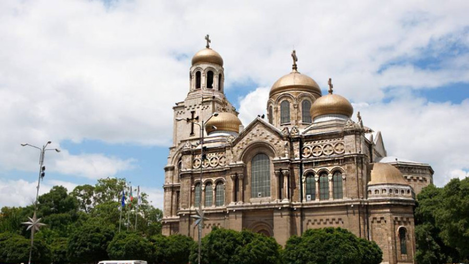 Откраднаха два златни кръста от катедралата на Варна | StandartNews.com