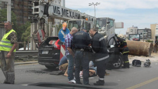 Кола се удари в кран на Цариградско