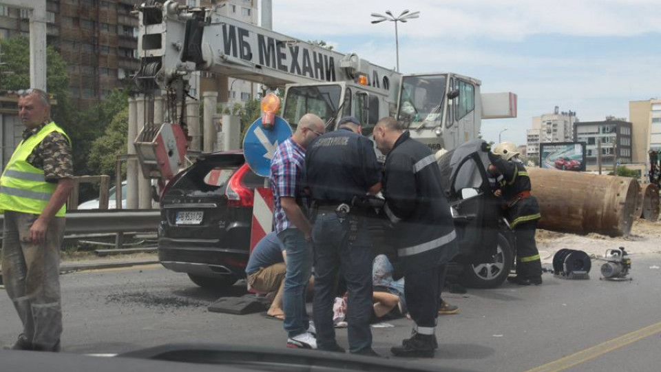 Кола се удари в кран на Цариградско | StandartNews.com