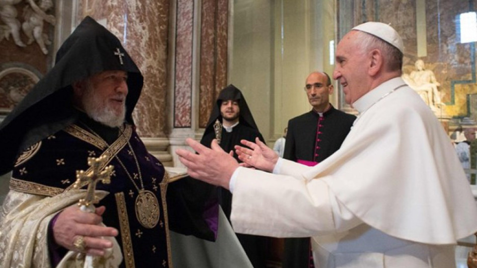 Папата с молитва за мир в Ечмиадзин | StandartNews.com
