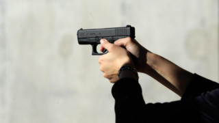 Магистрати, журналисти и полицаи стрелят с пистолет