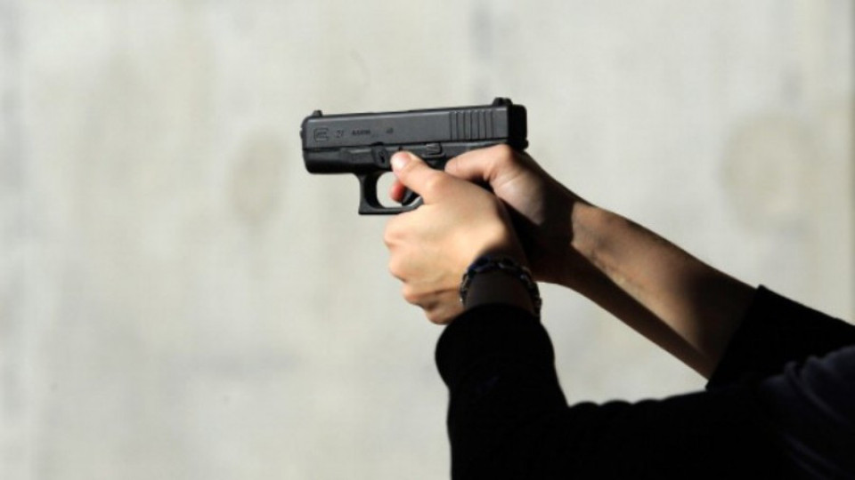 Магистрати, журналисти и полицаи стрелят с пистолет | StandartNews.com