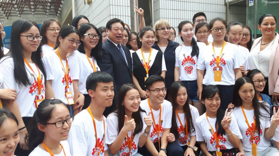 Цачева посети Пекинския университет за езици и култури  | StandartNews.com