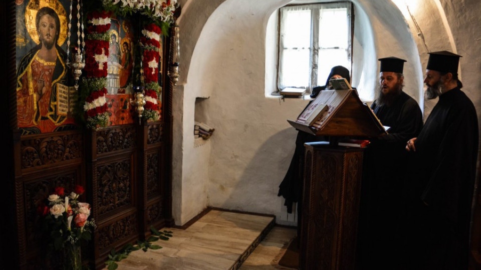 Манастир на 10 века се гуши в Люлин планина | StandartNews.com