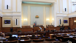 Съдебната реформа мина след дебат и череши в НС