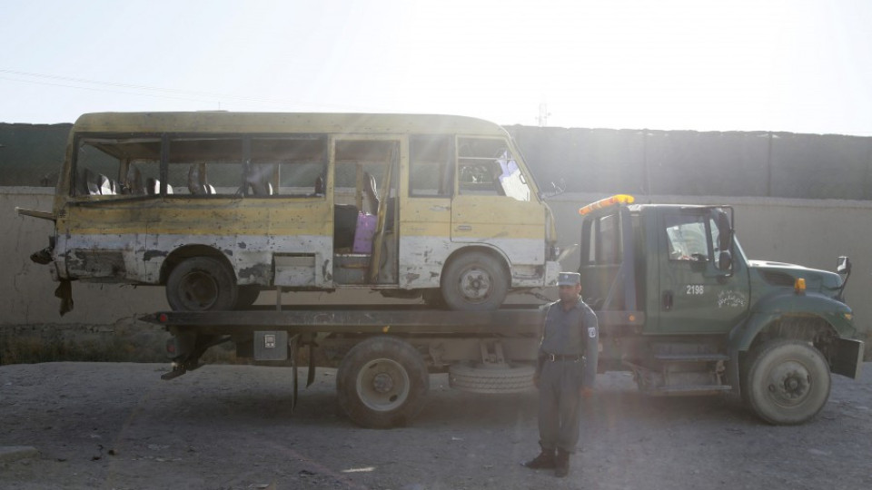 Атентат срещу полицейски конвой до Кабул уби 40  | StandartNews.com
