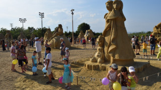 Стотици се снимаха с пясъчни миньони в Бургас