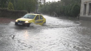 Улици под вода след поройния дъжд в Шумен