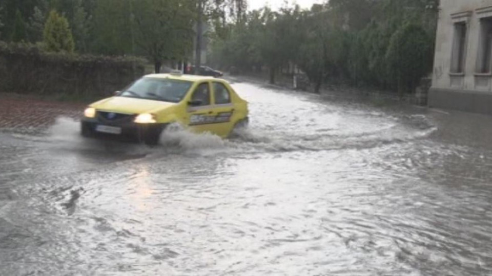 Улици под вода след поройния дъжд в Шумен | StandartNews.com