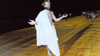 Гол мъж и Христос на финала на кейовете