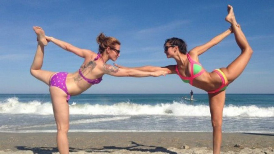 Нина Добрев прави йога на брега | StandartNews.com