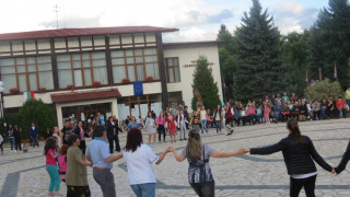 Чужденци играха български хора на площада в Добринище