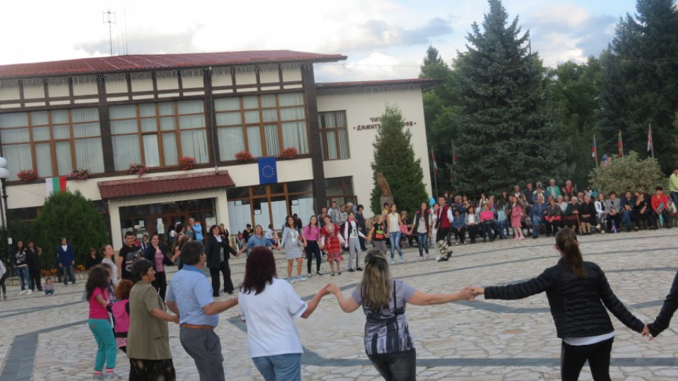 Чужденци играха български хора на площада в Добринище | StandartNews.com