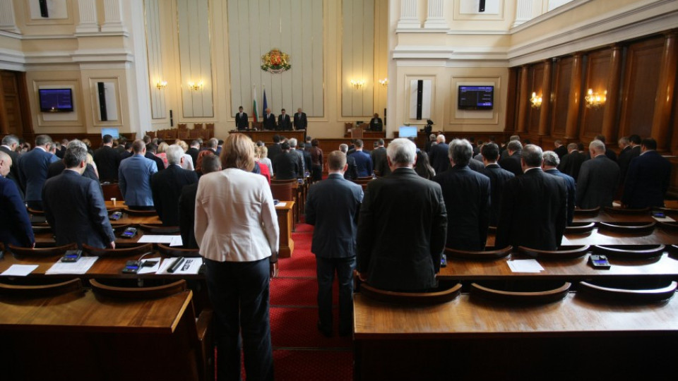 Парламентът с минута мълчание за жертвите в Ница | StandartNews.com