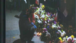 Цветя пред френското посолство у нас