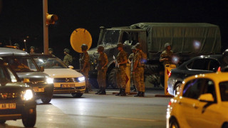 Хеликоптери откриха огън по протестиращите в Анкара