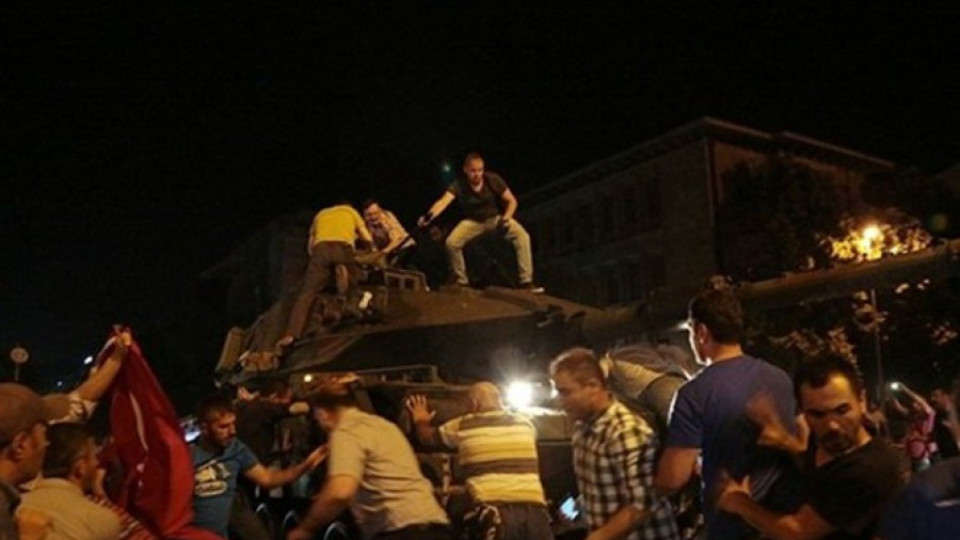Над 60 убити и 754 задържани при опита за преврат в Турция | StandartNews.com