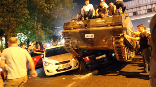 Ердоган вдигна улицата срещу танковете (ОБЗОР)