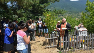 Нашенци и сърби празнуваха край магнетичен бор