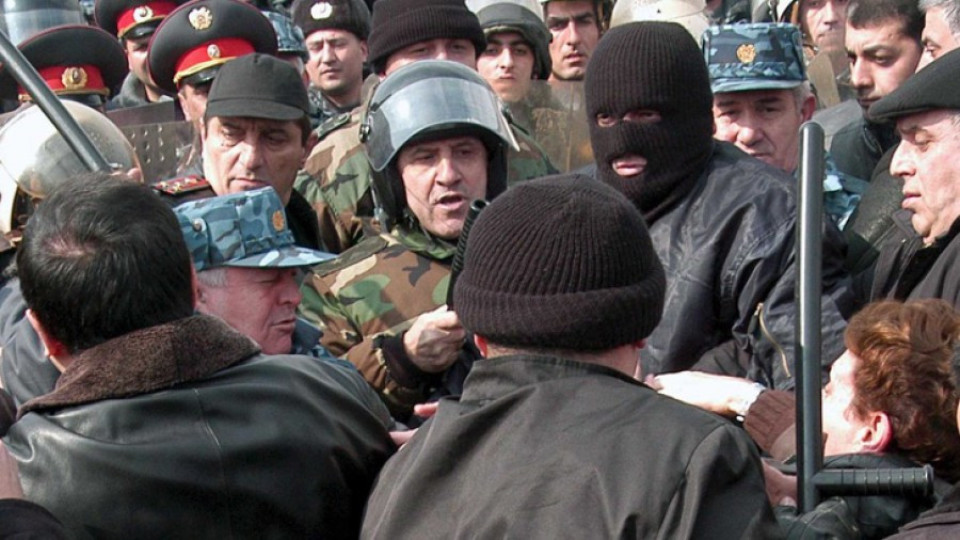 Пуснаха двама от заложниците в Ереван  | StandartNews.com